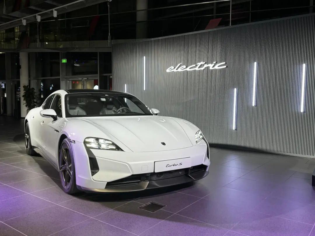 车讯性能更强续航更长新款保时捷taycan首发亮相