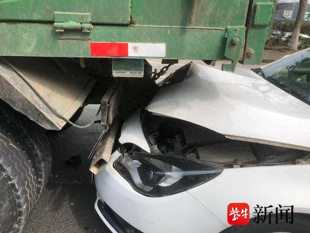 路口跟车过近,小轿车钻进货车车肚下_新浪财经_新浪网