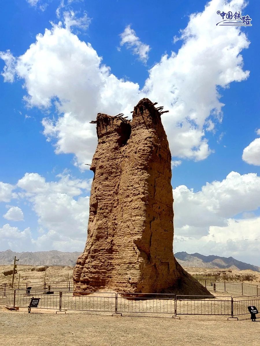 刀郎部落刀郎部落位于阿克苏地区阿瓦提县,景区被原始胡杨林环绕,以