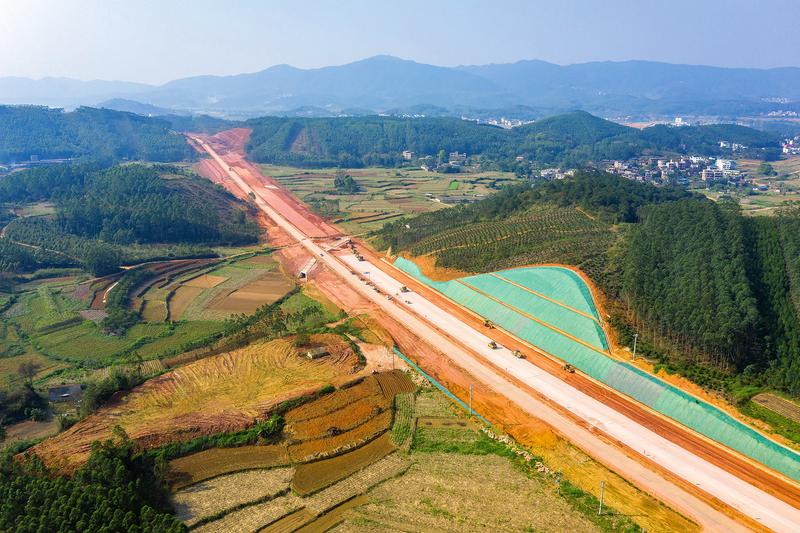 张村至六景市政道路项目建设正在有序进行.