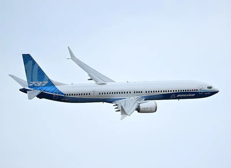 △去年6月，在法国巴黎举行的一个航空航天展览会上，一架波音737 MAX 10型客机正在表演。
