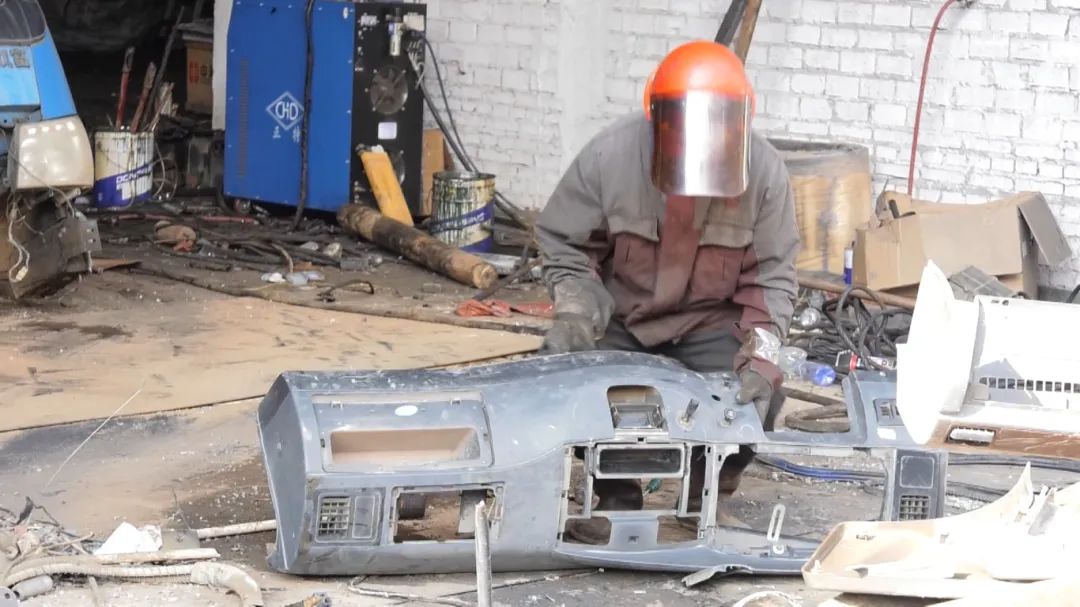 盛安捷汽车报废回收有限公司的车间看到,动力车拆解区,小车轮胎拆解区