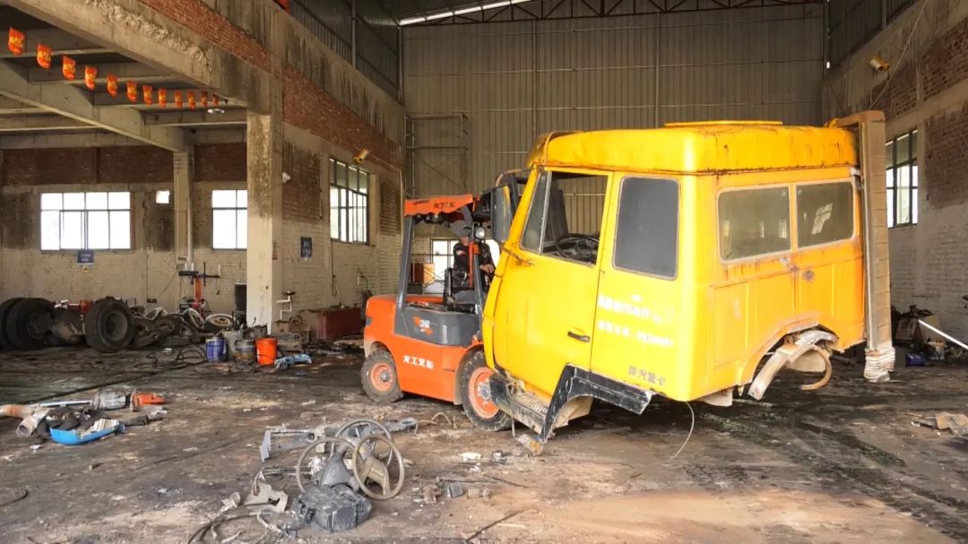 盛安捷汽车报废回收有限公司的车间看到,动力车拆解区,小车轮胎拆解区