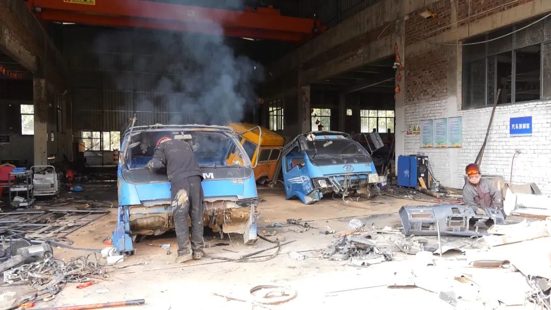 盛安捷汽车报废回收有限公司的车间看到,动力车拆解区,小车轮胎拆解区