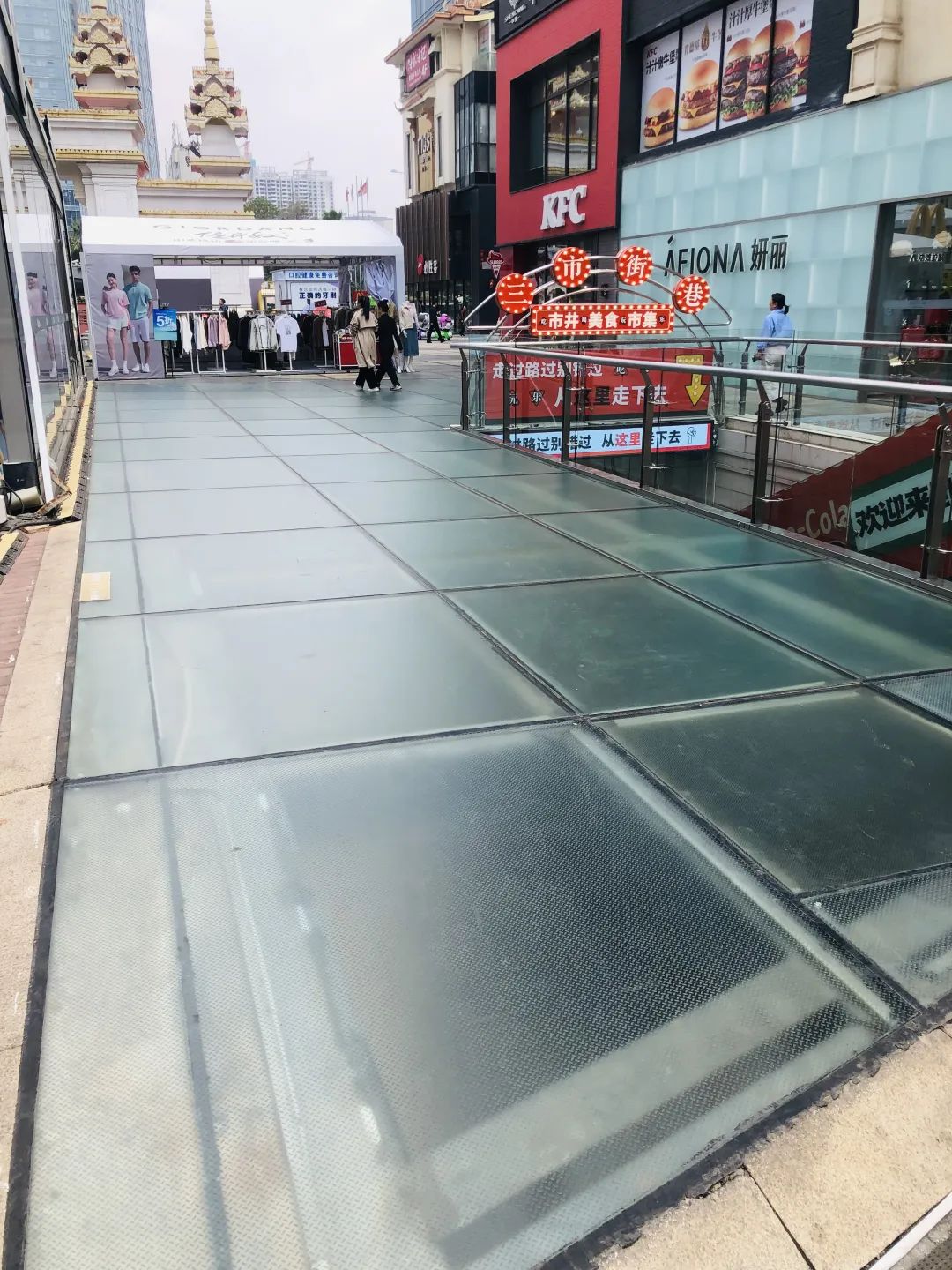 昆明一商场玻璃地板引争议