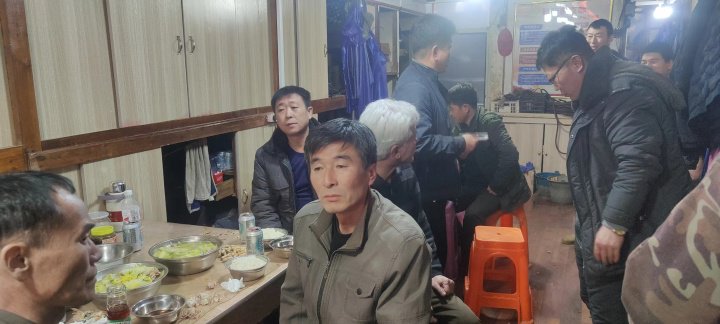 被救船员已换上了衣服，并吃上了热饭菜。浙江省文明办供图