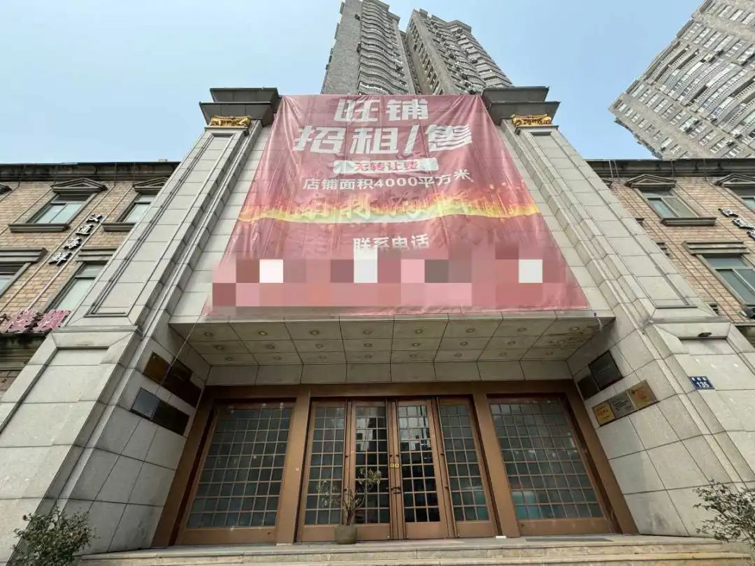 吴先生所说的汉通东林酒店就位于中央花园1至3楼,其中1楼为门面,2至3