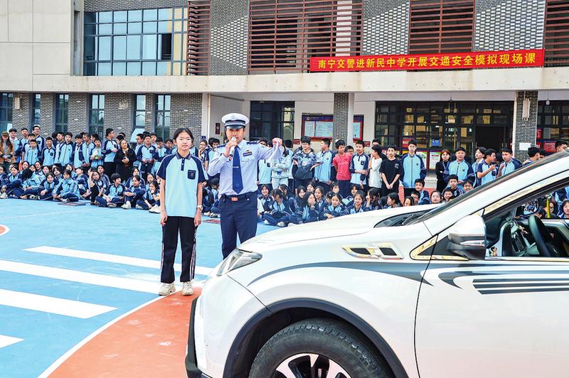 72在南宁市新民中学,交警给师生带来一堂沉浸式交通安全宣传教育课.