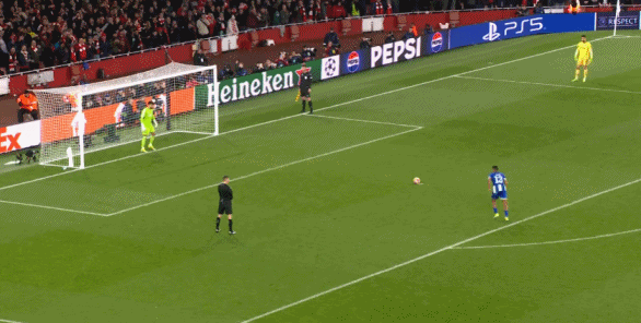 阿森纳门将拉亚扑出对手的点球。