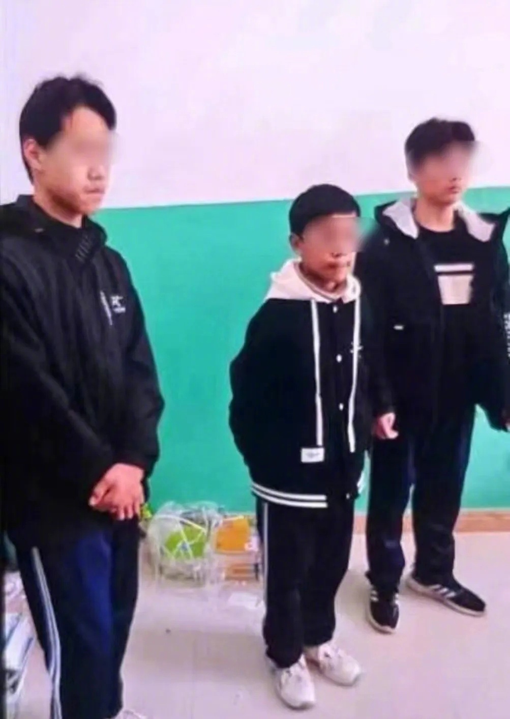 在小畜生保护法的保护下,对于这三个小畜生毫无办法…|畜生|保护法|少管所_新浪新闻