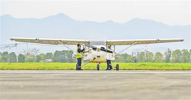 执飞机型为一架塞斯纳-172型飞机,从重庆两江龙兴通用机场起飞,以180