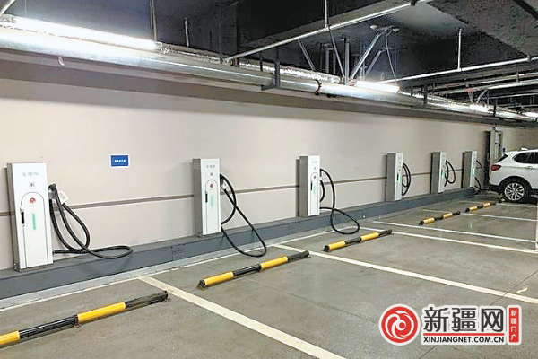 万科3088商业街地下停车场里新增的充电桩。（乌鲁木齐晚报资料图片）
