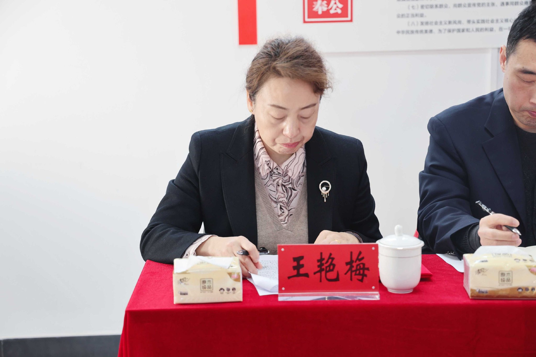 仪式上,社区党委书记王艳梅强调,朱家坟南区社区坚持下好法治便民服务