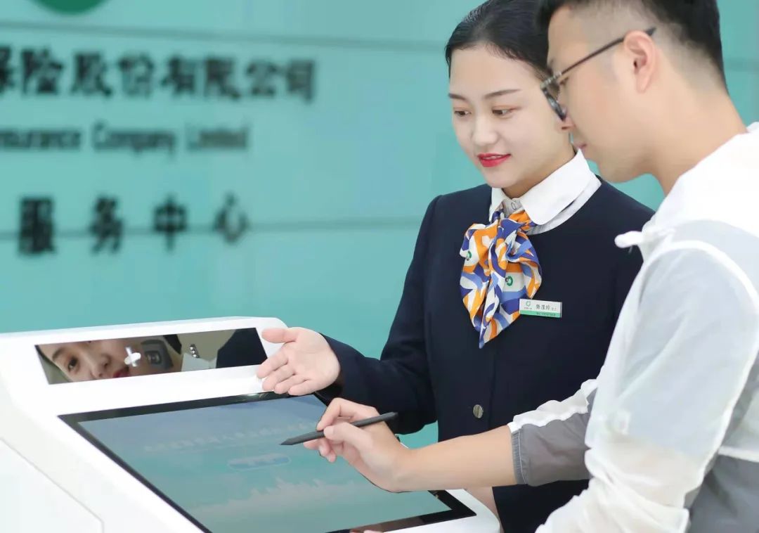 客户体验中国人寿智慧柜员机"全自助""免排队"服务