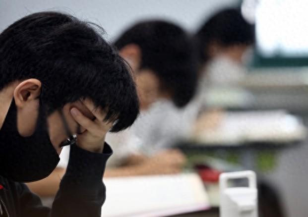 韩媒称，部分讲师押对高考题很有可能经过“暗箱操作”，以公平著称的韩国高考的可信度受到打击。图源：韩媒
