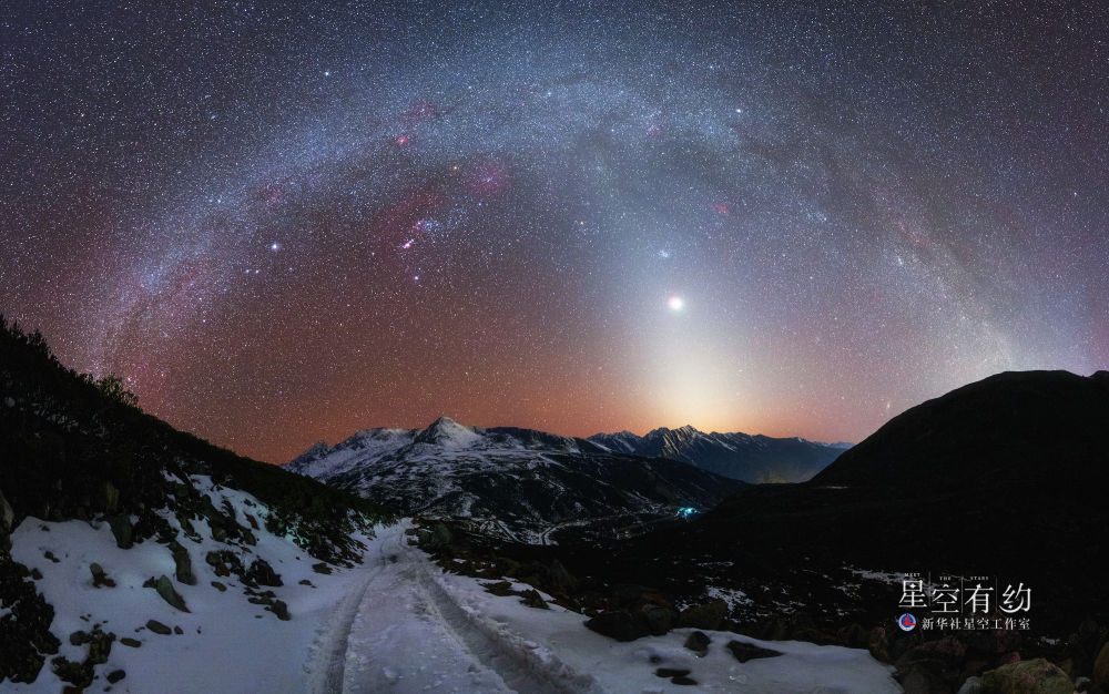 重庆星空摄影爱好者戴建峰2020年3月25日在四川康定拍摄的银河拱桥和