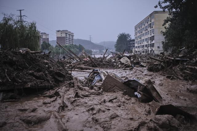 2021年7月,河南巩义米河镇,亟待修复的道路. 澎湃新闻记者 伍惠源 图