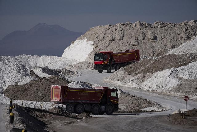 智利阿塔卡马沙漠中的一处锂矿 图源：视觉中国