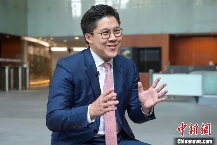 图为霍启刚接受采访(资料图) 陈永诺 摄