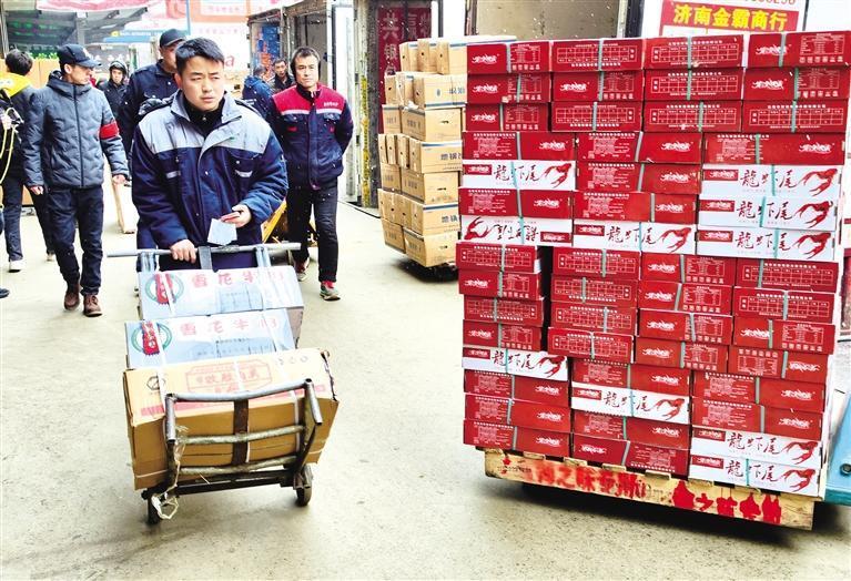 甘肃食品商业广场内,工人正在运送货物.