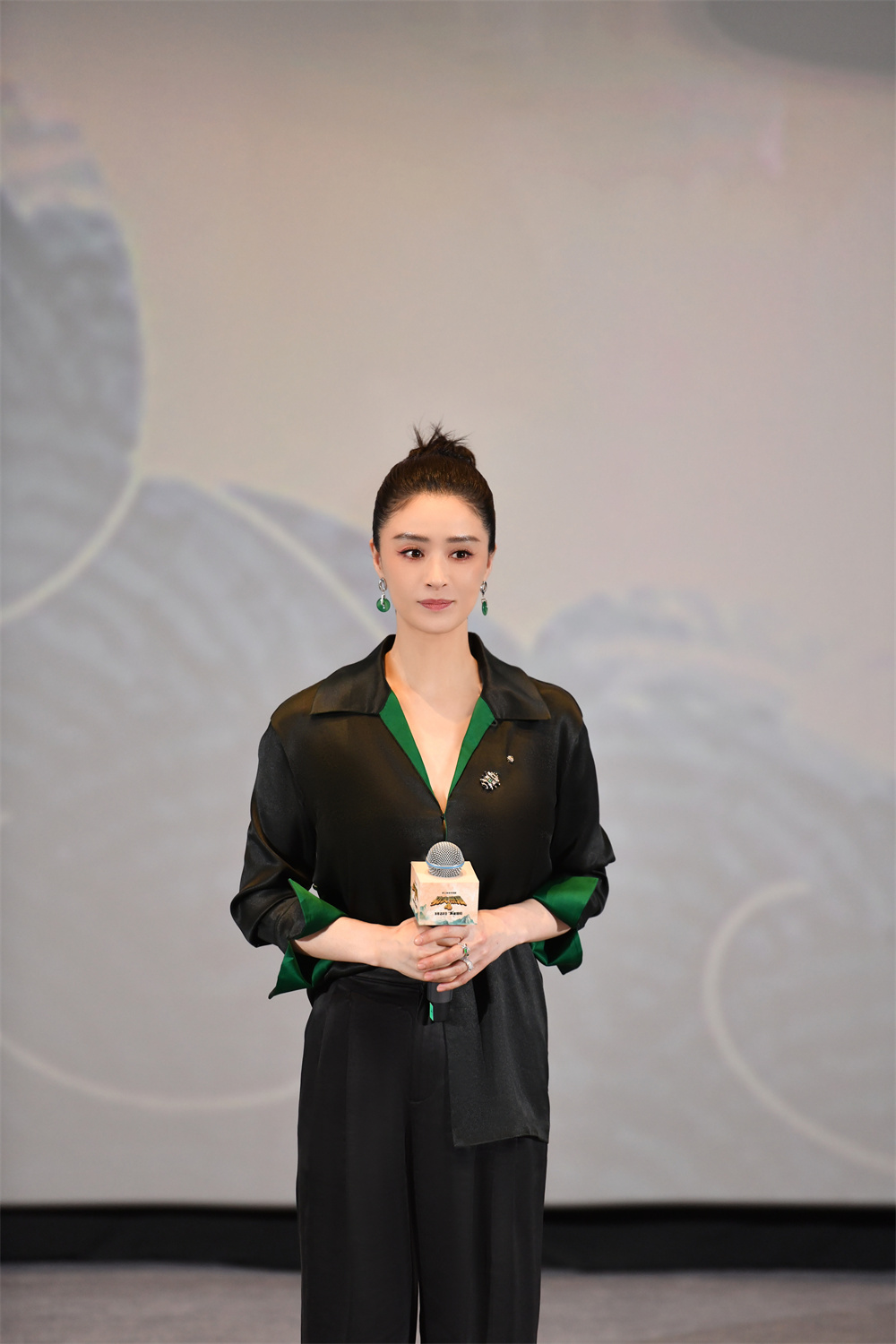 蒋欣为片中大反派魅影妖后配音