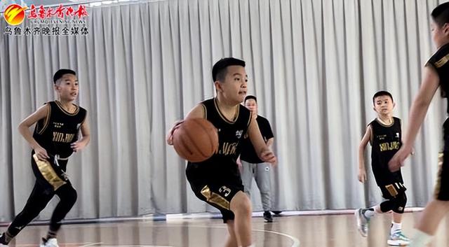 新疆广汇小飞虎精英班u10组孩子正在进行日常训练.