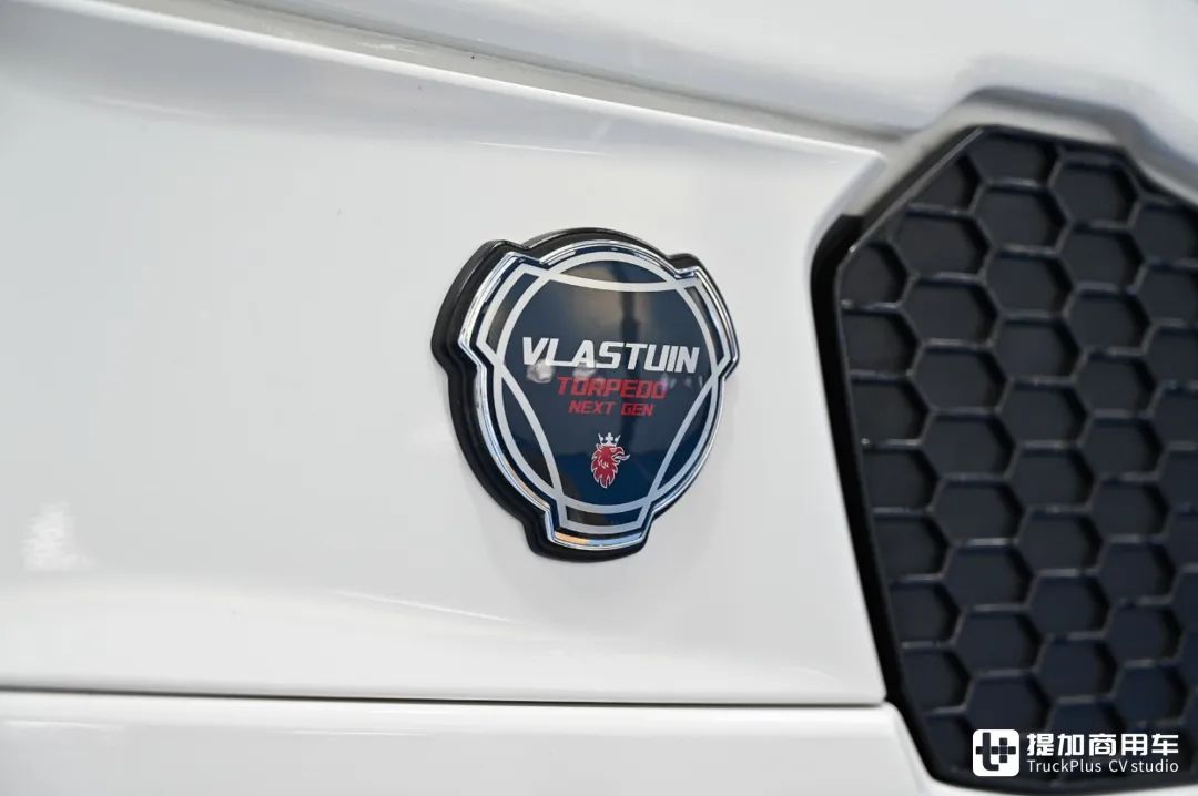 的多层堆叠前面罩得到了保留,整体采用类似钻石一般的倒梯形几何设计