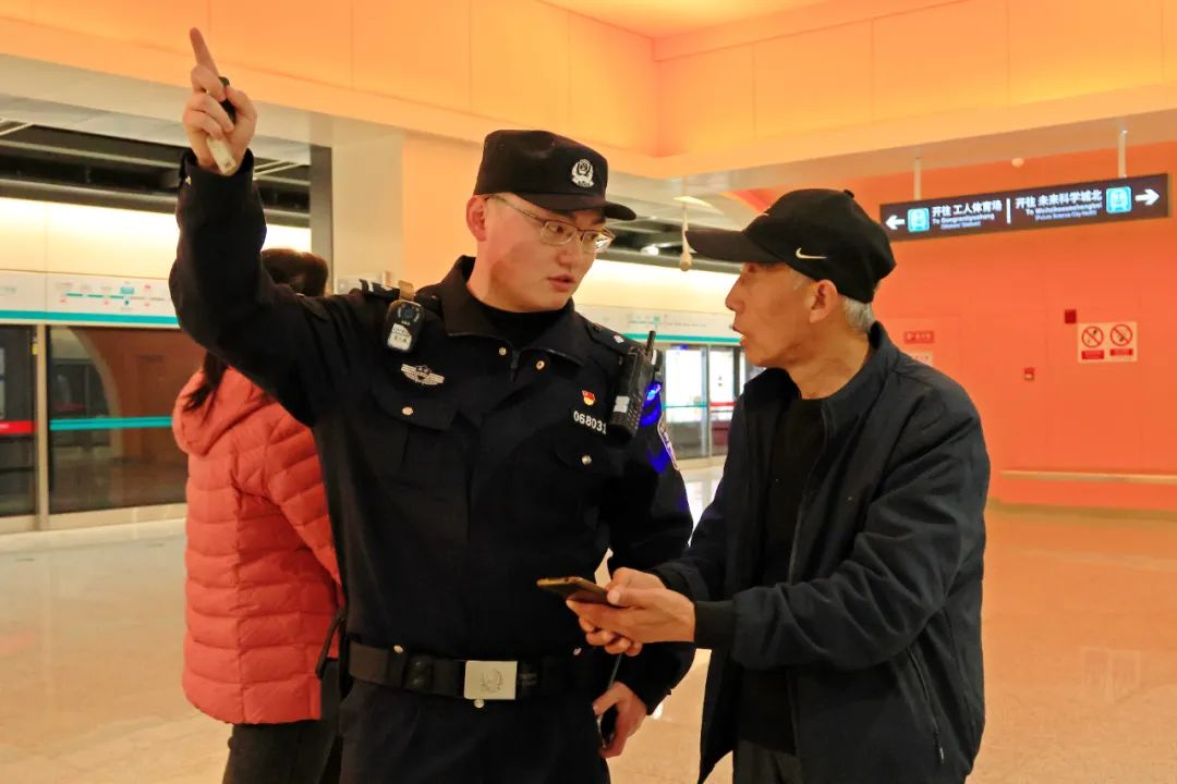 北京警察带你打卡北京地铁!_新浪财经_新浪网