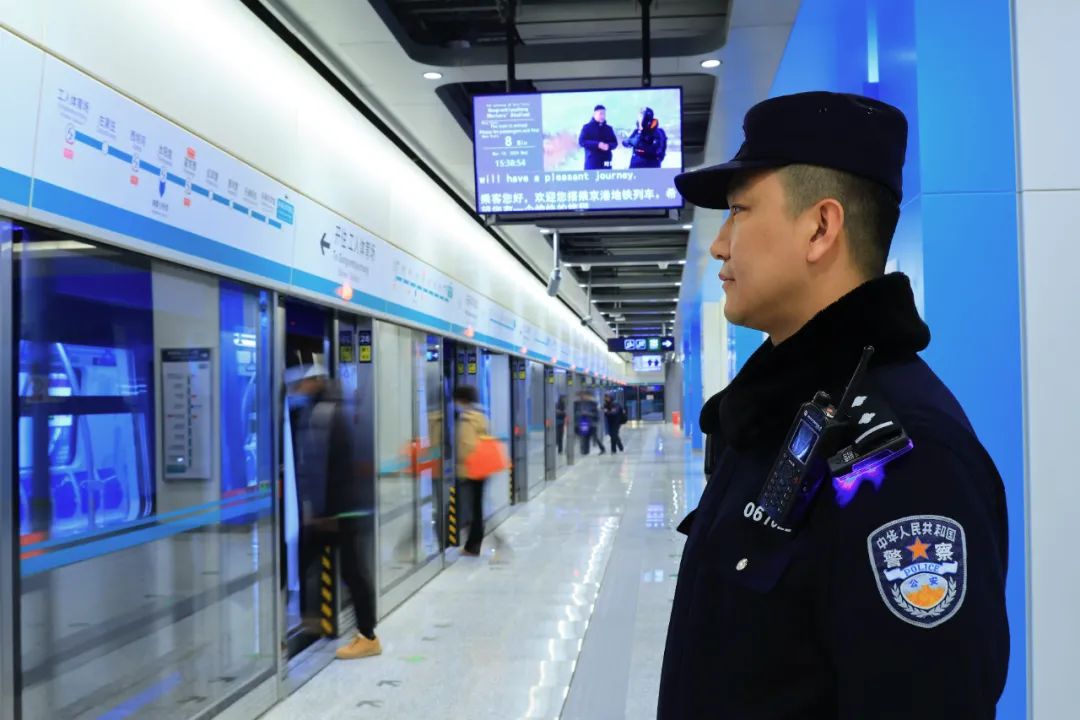 北京警察带你打卡北京地铁!_新浪财经_新浪网