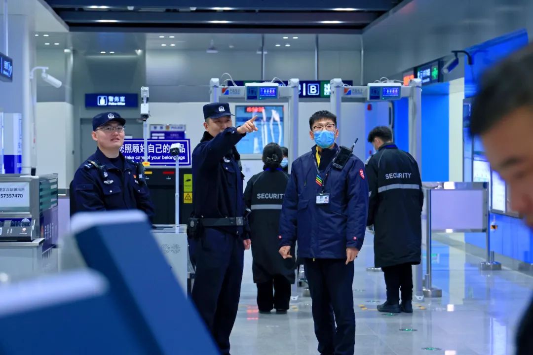 北京警察带你打卡北京地铁!_新浪财经_新浪网