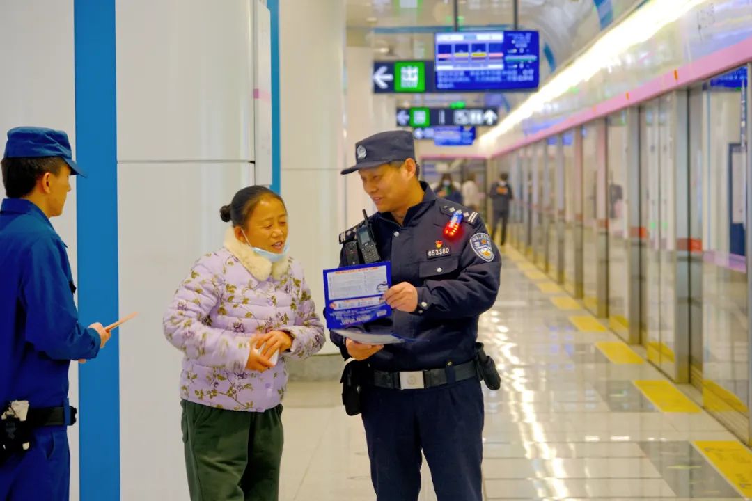 北京警察带你打卡北京地铁!_新浪财经_新浪网