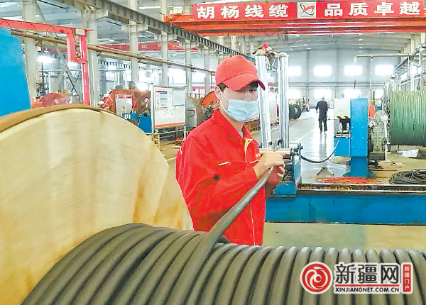 位于米东区化工工业园区的新疆胡杨线缆制造有限公司，工人正忙着生产线缆产品。（乌鲁木齐晚报资料图片）