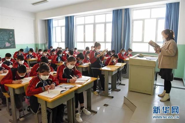 新疆阿克陶县雪松中学的学生在上语文课.图源:新华网