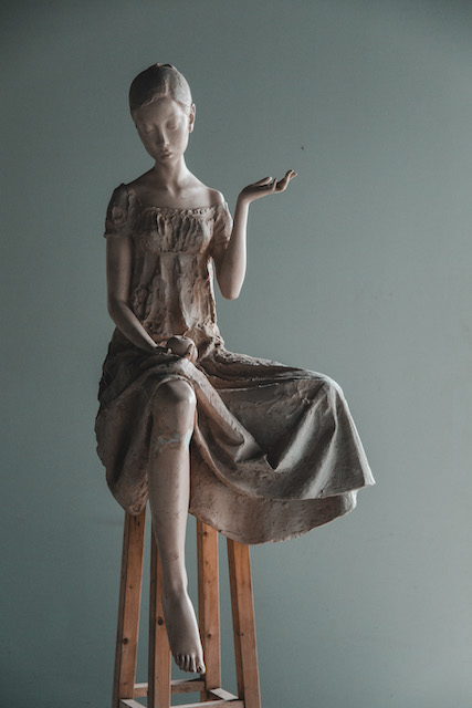 女性雕塑柔美图片