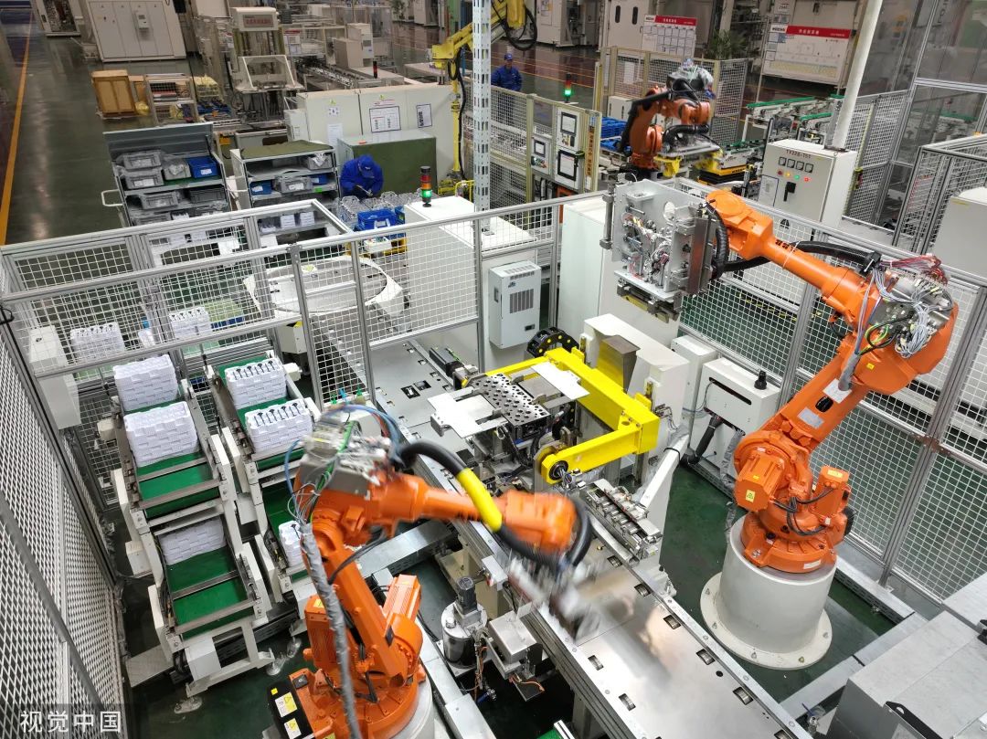 工业机器人在智能化生产车间作业