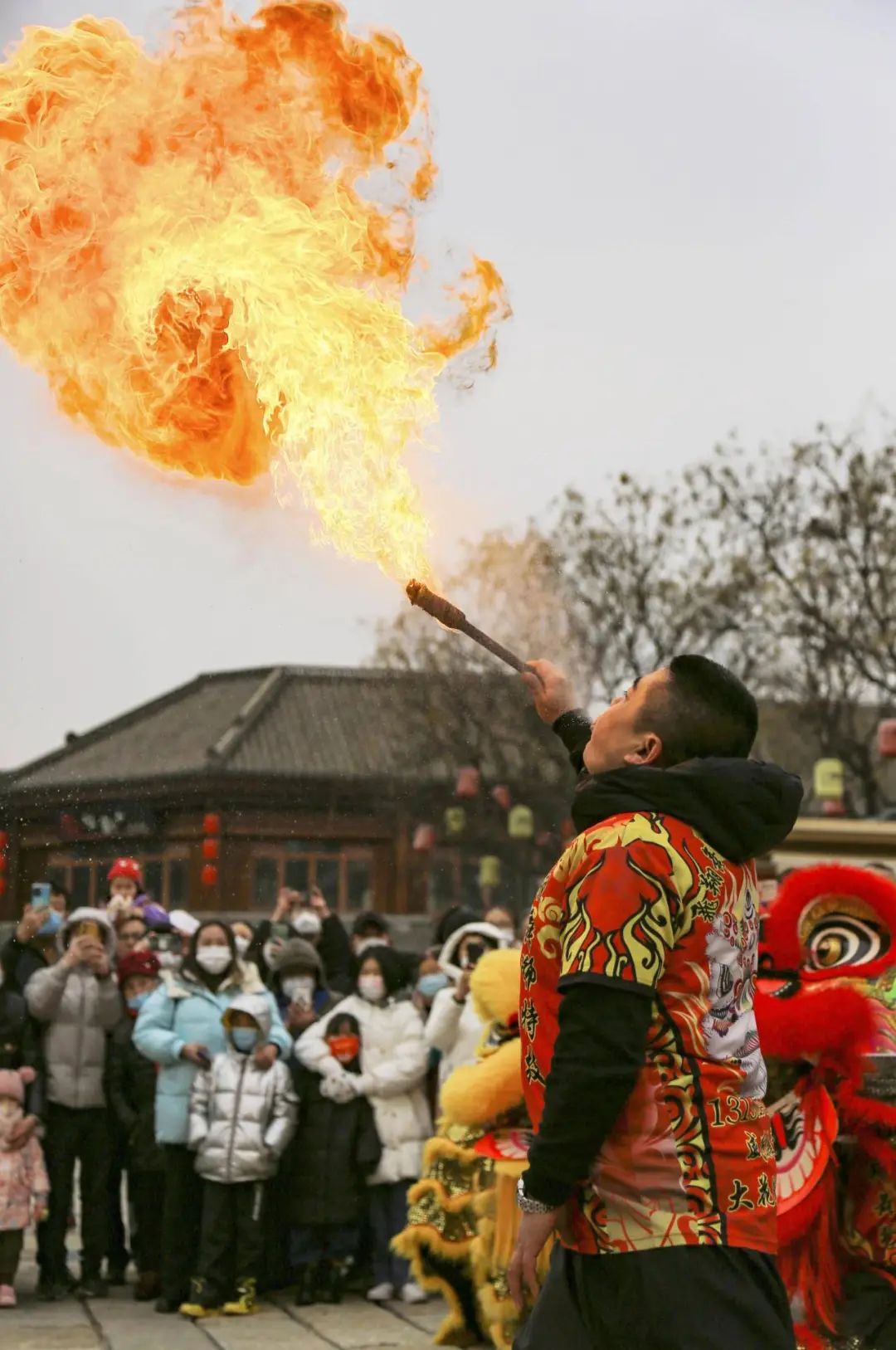 民间艺人在山东省青岛市即墨古城表演"喷火".新华社发(张光明 摄)