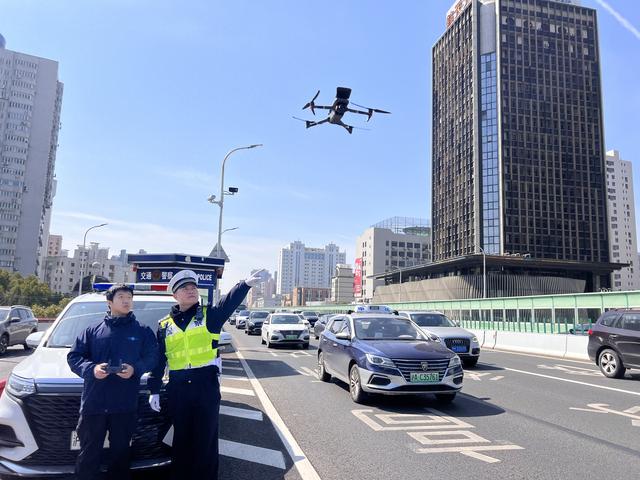 警用无人机在沪闵高架上空巡逻.澎湃新闻记者 朱奕奕 摄