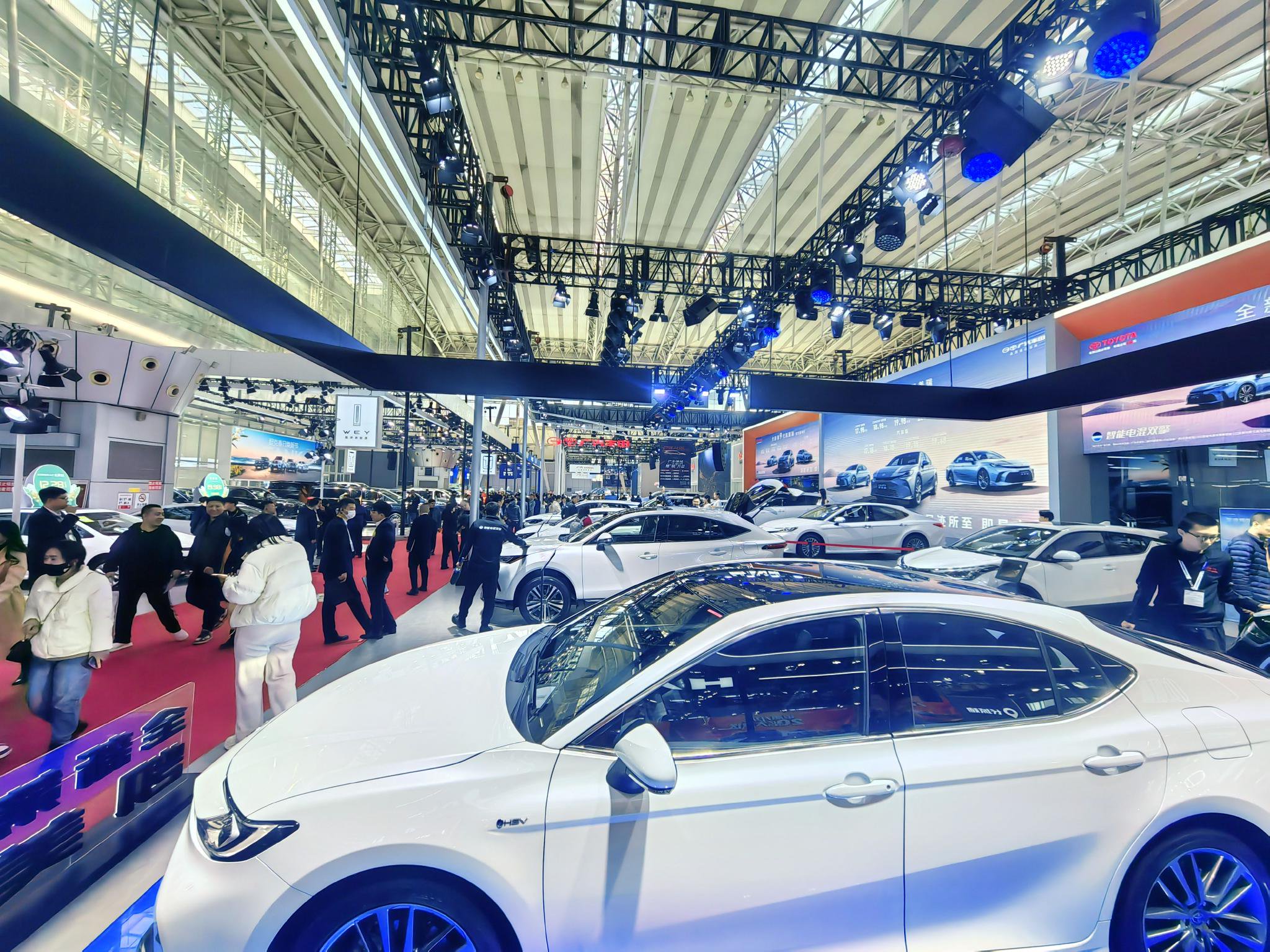 市民逛车展销售人员兼职主播,线上线下一起卖买车可享受优惠补贴记者