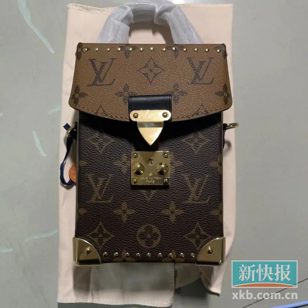 记者花1300元购买的高仿lv包.▲高仿lv包被鉴定为假货.