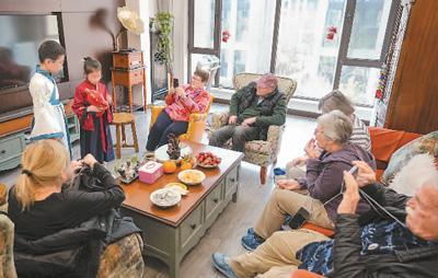 “翠德丹”号邮轮停靠大连，邮轮上的外国游客到访大连市民家中。新华社记者 潘昱龙摄