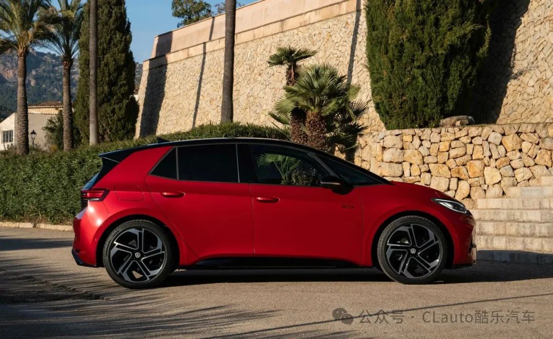 内饰部分,没有采用gti经典的格子条纹内饰,运动方向盘上则带有红色