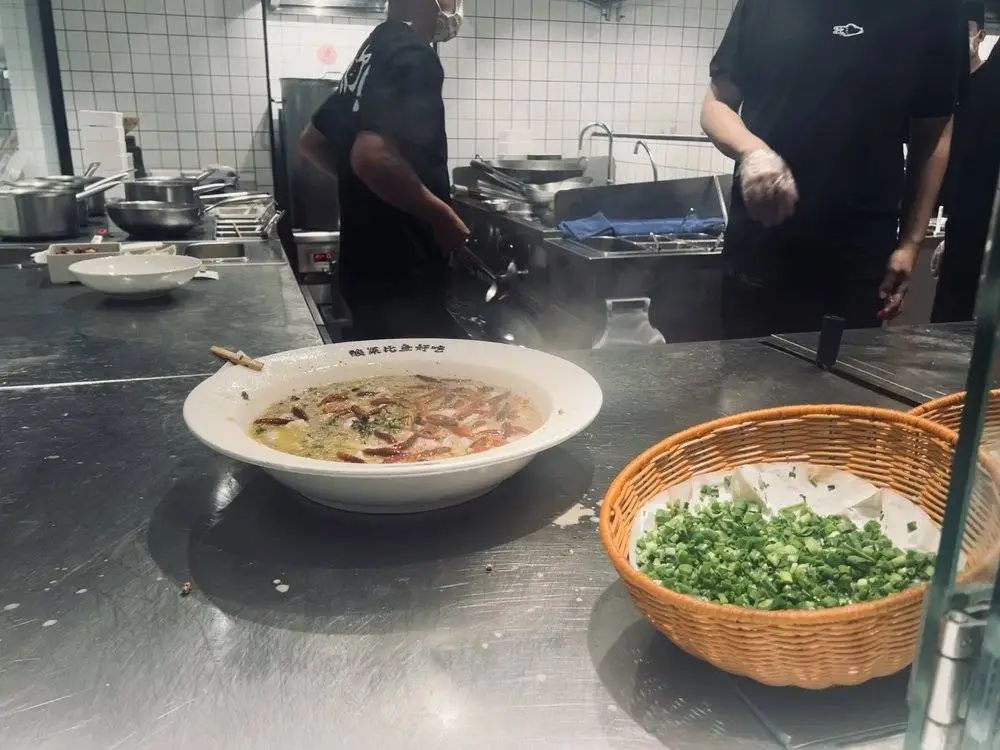 带着这样的前提走访了几家位于新加坡的太二酸菜鱼门店,我对透明厨房