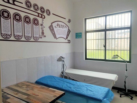 3月14日,大学生村医刘玉洁正在安徽省合肥市肥西县桃花镇染坊村卫生室