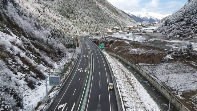 警车在汶马高速上巡逻.张磊摄
