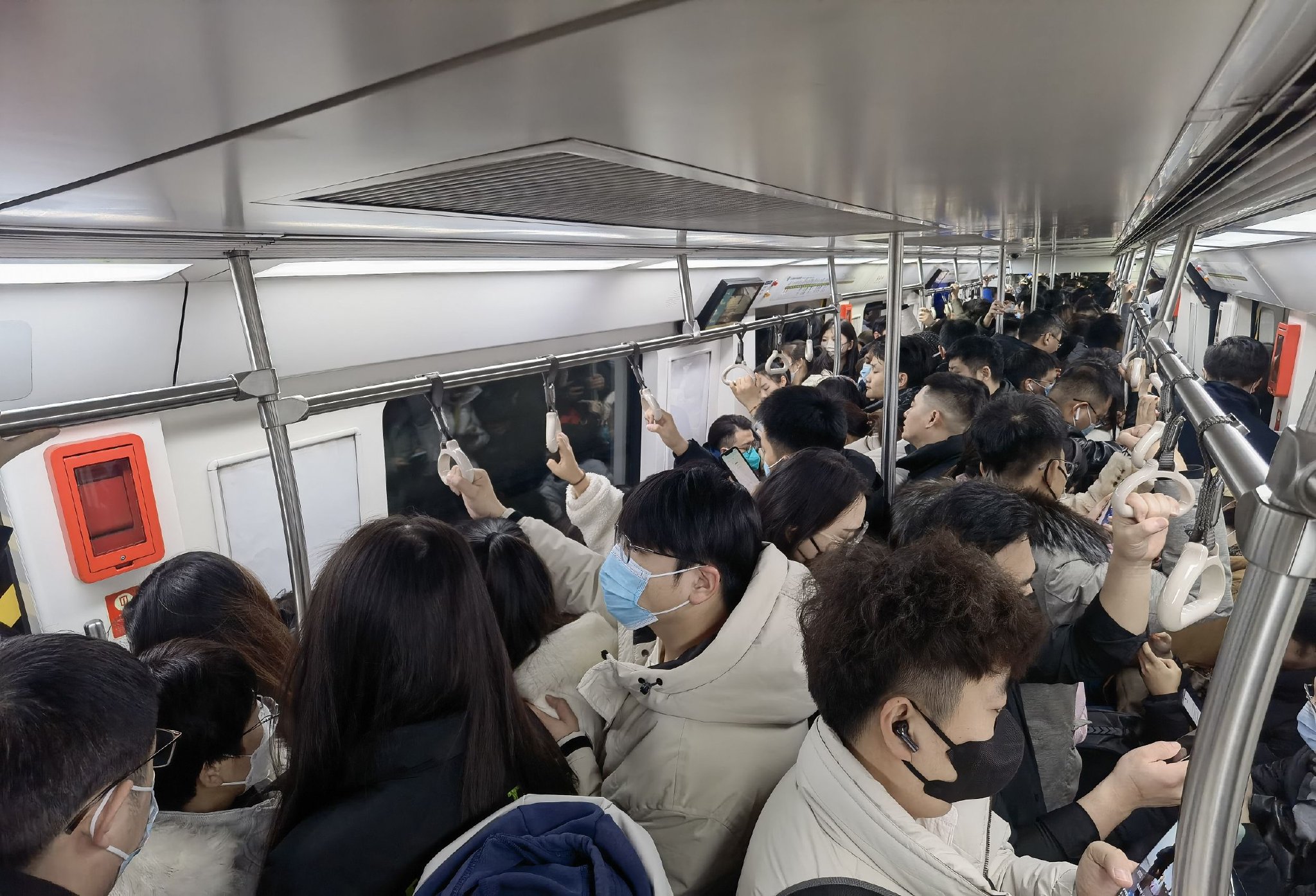 拥挤的北京地铁.&nbsp; 视觉中国 资料图