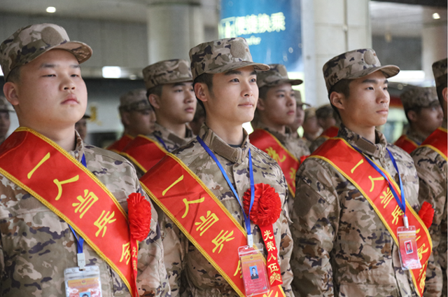 春季首批入伍新兵抵京,大多是大学生_新浪财经_新浪网