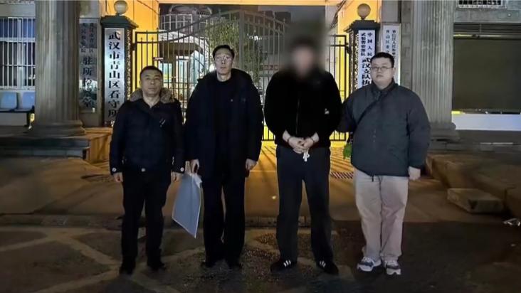 抢劫团伙卧底电诈团伙抢走40余万,双方均被刑拘|抢劫_新浪新闻