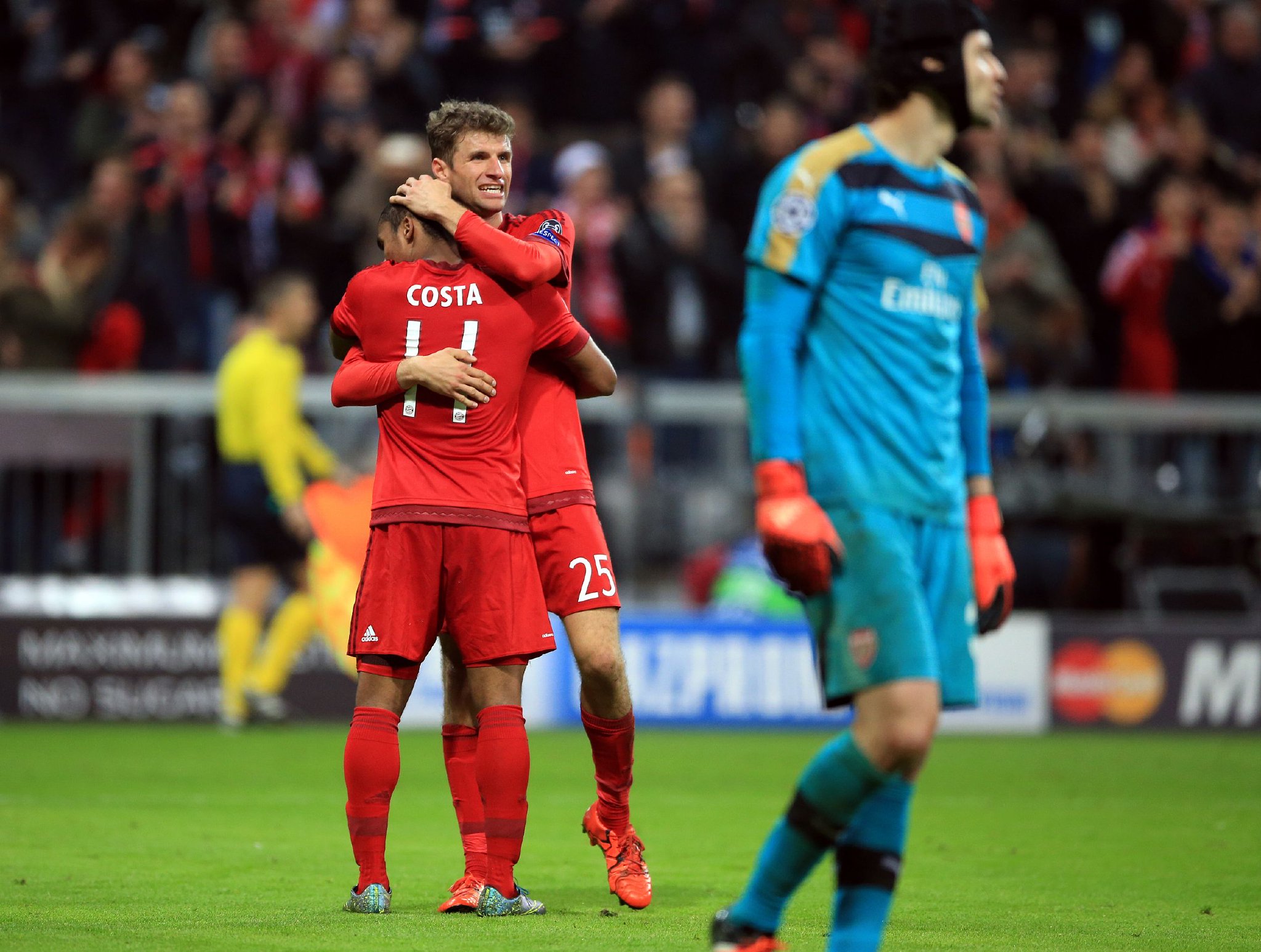 甚至在这次抽签揭晓之后,拜仁官方发布的对决海报中,是凯恩开着卡丁车