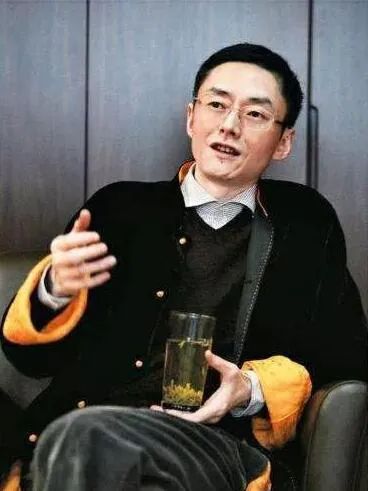 那位张雪峰导师是位东北帅哥,生于1984年,而极草和听花酒背后的这位