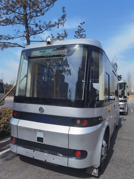 雄安的智能公交车,是一款l4级自动驾驶巴士,因为法规限制